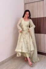 Pista Embroidered Suit Set - Image 8